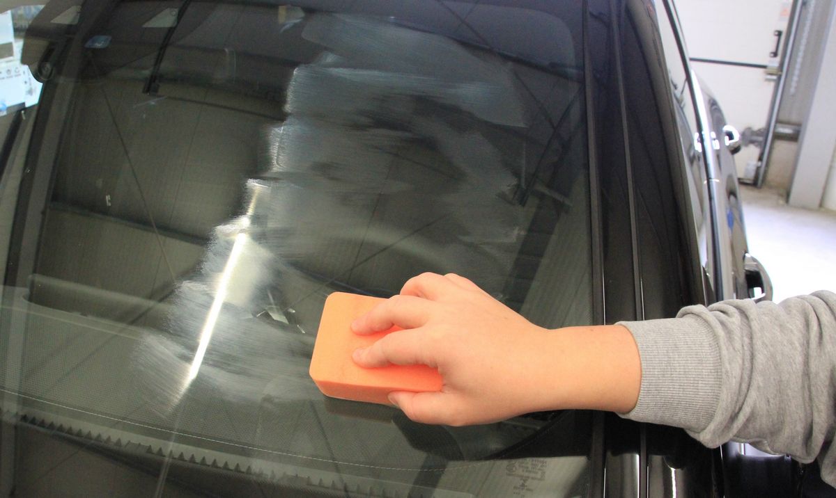 Autoscheiben Innen und Außen richtig reinigen und polieren